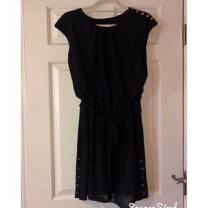 GUESS black dress w/ tie and gold detail 👗👠